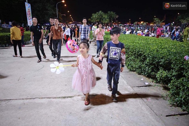 Vạ vật ngủ đêm ngoài trời chờ tới giờ khai mạc giỗ tổ Hùng Vương - Ảnh 4. Vạ vật ngủ đêm ngoài trời chờ tới giờ khai mạc giỗ tổ Hùng Vương - Ảnh 4.