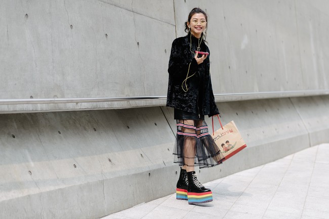 Mới ngày đầu dự Seoul Fashion Week, Tóc Tiên và Min đã lọt Top street style của Vogue - Ảnh 22.