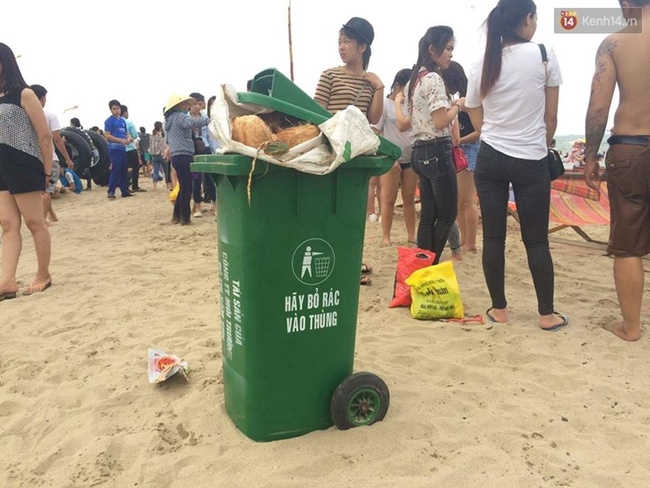 Chùm ảnh: Quá tải du khách, biển Sầm Sơn ngập rác ra sát tận mặt nước - Ảnh 6.