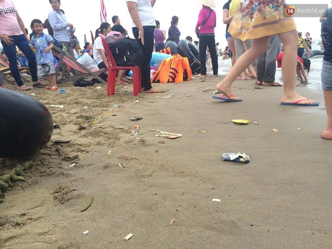 Chùm ảnh: Quá tải du khách, biển Sầm Sơn ngập rác ra sát tận mặt nước - Ảnh 9.