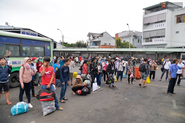 Kết thúc 4 ngày nghỉ lễ, người dân lỉnh kỉnh đồ đạc quay lại Hà Nội và Sài Gòn - Ảnh 17.