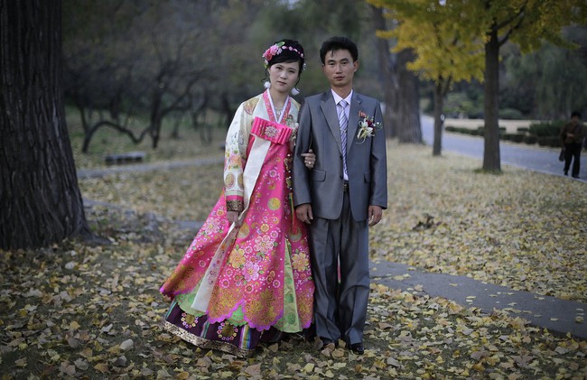 Cùng ngắm thêm 22 bộ váy cưới truyền thống tuyệt đẹp trên toàn thế giới - Ảnh 38.