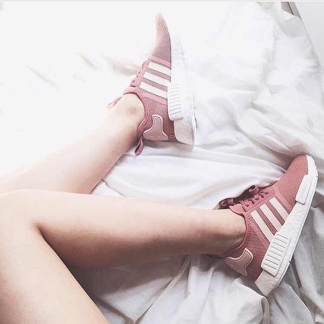 8/3 mà được tặng 1 trong 4 đôi sneaker màu hường siêu xinh này thì tuyệt vời ông mặt trời! - Ảnh 2. 8/3 mà được tặng 1 trong 4 đôi sneaker màu hường siêu xinh này thì tuyệt vời ông mặt trời! - Ảnh 2.