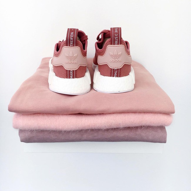 8/3 mà được tặng 1 trong 4 đôi sneaker màu hường siêu xinh này thì tuyệt vời ông mặt trời! - Ảnh 4. 8/3 mà được tặng 1 trong 4 đôi sneaker màu hường siêu xinh này thì tuyệt vời ông mặt trời! - Ảnh 4.