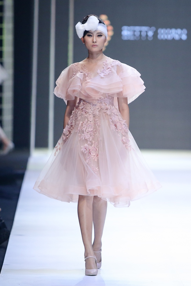 Bộ đôi quán quân VNTM cùng tỏa sáng ở vị trí vedette trong show diễn mở màn VIFW Xuân Hè 2017 - Ảnh 13. Bộ đôi quán quân VNTM cùng tỏa sáng ở vị trí vedette trong show diễn mở màn VIFW Xuân Hè 2017 - Ảnh 13.