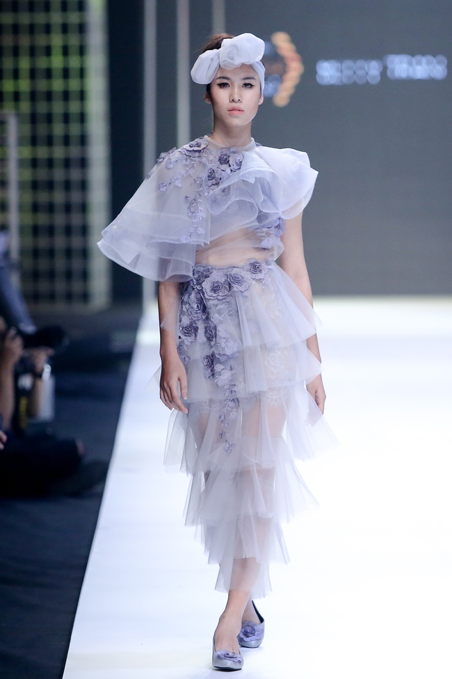 Bộ đôi quán quân VNTM cùng tỏa sáng ở vị trí vedette trong show diễn mở màn VIFW Xuân Hè 2017 - Ảnh 14. Bộ đôi quán quân VNTM cùng tỏa sáng ở vị trí vedette trong show diễn mở màn VIFW Xuân Hè 2017 - Ảnh 14.