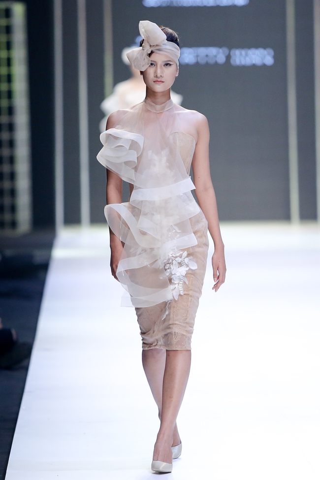 Bộ đôi quán quân VNTM cùng tỏa sáng ở vị trí vedette trong show diễn mở màn VIFW Xuân Hè 2017 - Ảnh 15. Bộ đôi quán quân VNTM cùng tỏa sáng ở vị trí vedette trong show diễn mở màn VIFW Xuân Hè 2017 - Ảnh 15.