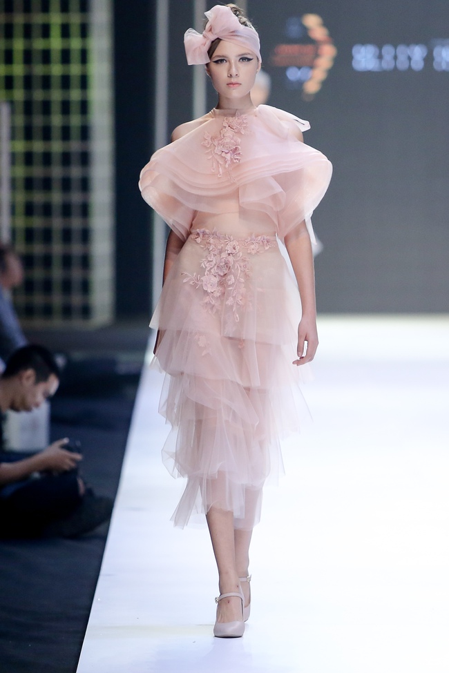 Bộ đôi quán quân VNTM cùng tỏa sáng ở vị trí vedette trong show diễn mở màn VIFW Xuân Hè 2017 - Ảnh 16. Bộ đôi quán quân VNTM cùng tỏa sáng ở vị trí vedette trong show diễn mở màn VIFW Xuân Hè 2017 - Ảnh 16.