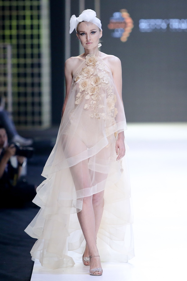 Bộ đôi quán quân VNTM cùng tỏa sáng ở vị trí vedette trong show diễn mở màn VIFW Xuân Hè 2017 - Ảnh 17. Bộ đôi quán quân VNTM cùng tỏa sáng ở vị trí vedette trong show diễn mở màn VIFW Xuân Hè 2017 - Ảnh 17.