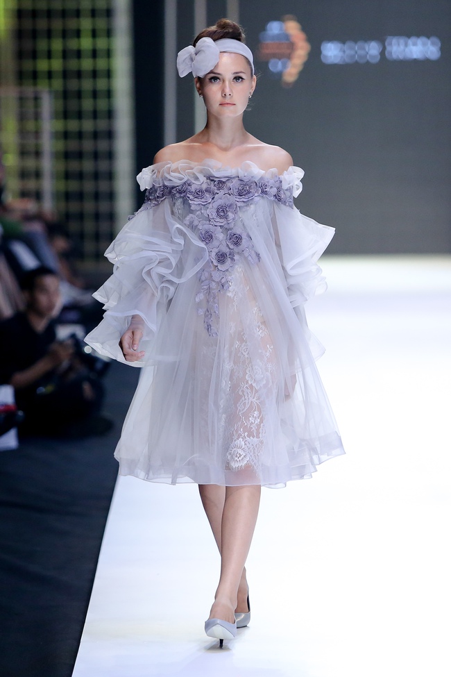Bộ đôi quán quân VNTM cùng tỏa sáng ở vị trí vedette trong show diễn mở màn VIFW Xuân Hè 2017 - Ảnh 18. Bộ đôi quán quân VNTM cùng tỏa sáng ở vị trí vedette trong show diễn mở màn VIFW Xuân Hè 2017 - Ảnh 18.