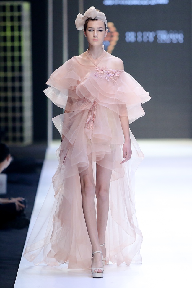 Bộ đôi quán quân VNTM cùng tỏa sáng ở vị trí vedette trong show diễn mở màn VIFW Xuân Hè 2017 - Ảnh 19. Bộ đôi quán quân VNTM cùng tỏa sáng ở vị trí vedette trong show diễn mở màn VIFW Xuân Hè 2017 - Ảnh 19.