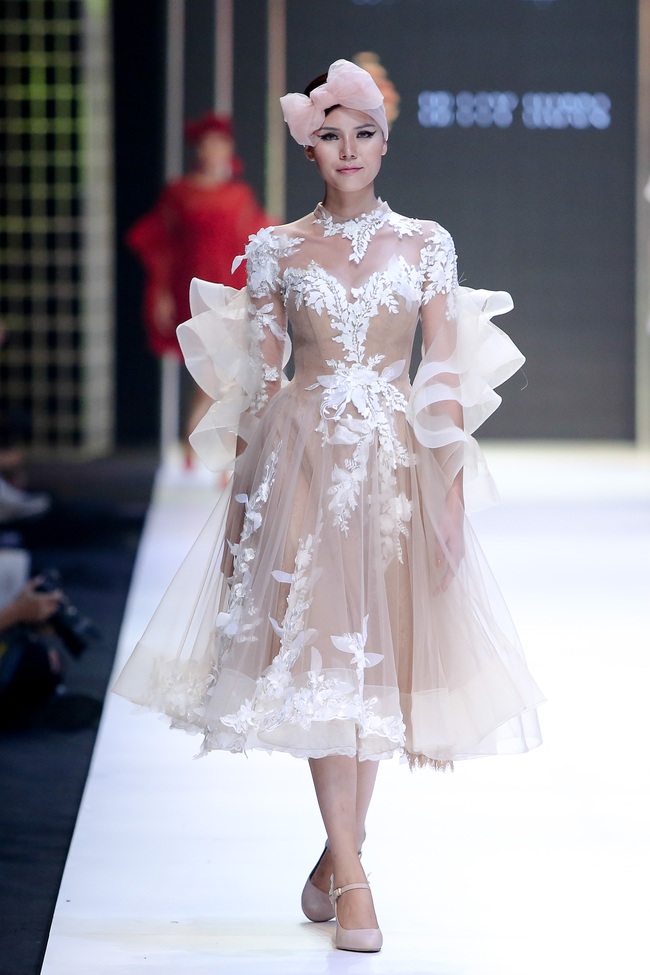 Bộ đôi quán quân VNTM cùng tỏa sáng ở vị trí vedette trong show diễn mở màn VIFW Xuân Hè 2017 - Ảnh 22. Bộ đôi quán quân VNTM cùng tỏa sáng ở vị trí vedette trong show diễn mở màn VIFW Xuân Hè 2017 - Ảnh 22.
