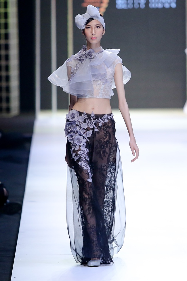 Bộ đôi quán quân VNTM cùng tỏa sáng ở vị trí vedette trong show diễn mở màn VIFW Xuân Hè 2017 - Ảnh 23. Bộ đôi quán quân VNTM cùng tỏa sáng ở vị trí vedette trong show diễn mở màn VIFW Xuân Hè 2017 - Ảnh 23.