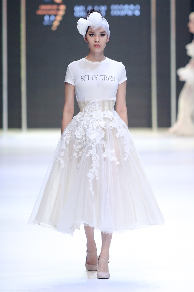 Bộ đôi quán quân VNTM cùng tỏa sáng ở vị trí vedette trong show diễn mở màn VIFW Xuân Hè 2017 - Ảnh 24. Bộ đôi quán quân VNTM cùng tỏa sáng ở vị trí vedette trong show diễn mở màn VIFW Xuân Hè 2017 - Ảnh 24.