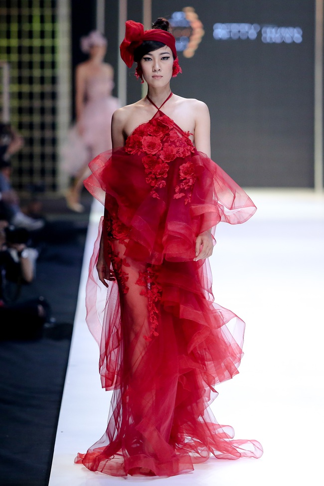 Bộ đôi quán quân VNTM cùng tỏa sáng ở vị trí vedette trong show diễn mở màn VIFW Xuân Hè 2017 - Ảnh 26. Bộ đôi quán quân VNTM cùng tỏa sáng ở vị trí vedette trong show diễn mở màn VIFW Xuân Hè 2017 - Ảnh 26.
