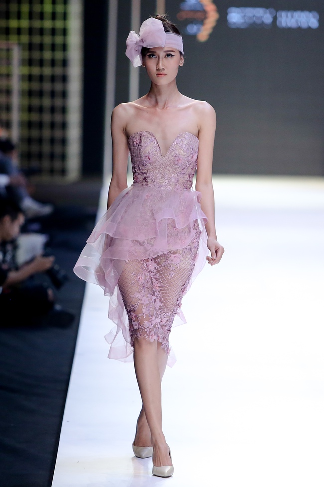 Bộ đôi quán quân VNTM cùng tỏa sáng ở vị trí vedette trong show diễn mở màn VIFW Xuân Hè 2017 - Ảnh 27. Bộ đôi quán quân VNTM cùng tỏa sáng ở vị trí vedette trong show diễn mở màn VIFW Xuân Hè 2017 - Ảnh 27.