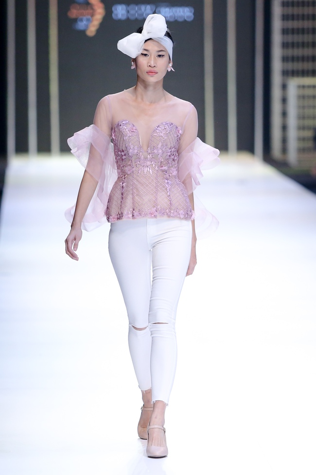 Bộ đôi quán quân VNTM cùng tỏa sáng ở vị trí vedette trong show diễn mở màn VIFW Xuân Hè 2017 - Ảnh 28. Bộ đôi quán quân VNTM cùng tỏa sáng ở vị trí vedette trong show diễn mở màn VIFW Xuân Hè 2017 - Ảnh 28.