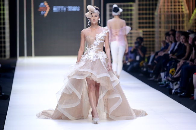 Bộ đôi quán quân VNTM cùng tỏa sáng ở vị trí vedette trong show diễn mở màn VIFW Xuân Hè 2017 - Ảnh 29. Bộ đôi quán quân VNTM cùng tỏa sáng ở vị trí vedette trong show diễn mở màn VIFW Xuân Hè 2017 - Ảnh 29.