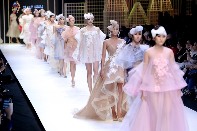 Bộ đôi quán quân VNTM cùng tỏa sáng ở vị trí vedette trong show diễn mở màn VIFW Xuân Hè 2017 - Ảnh 30. Bộ đôi quán quân VNTM cùng tỏa sáng ở vị trí vedette trong show diễn mở màn VIFW Xuân Hè 2017 - Ảnh 30.