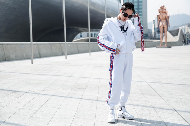 Seoul Fashion Week: Sơn Tùng để tóc tết Hip hop, diện đồ thể thao trắng muốt và được chụp ảnh lia lịa - Ảnh 4.