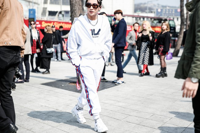Seoul Fashion Week: Sơn Tùng để tóc tết Hip hop, diện đồ thể thao trắng muốt và được chụp ảnh lia lịa - Ảnh 2.