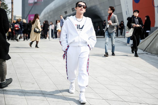Seoul Fashion Week: Sơn Tùng để tóc tết Hip hop, diện đồ thể thao trắng muốt và được chụp ảnh lia lịa - Ảnh 6.
