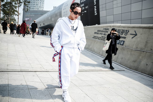 Seoul Fashion Week: Sơn Tùng để tóc tết Hip hop, diện đồ thể thao trắng muốt và được chụp ảnh lia lịa - Ảnh 7.