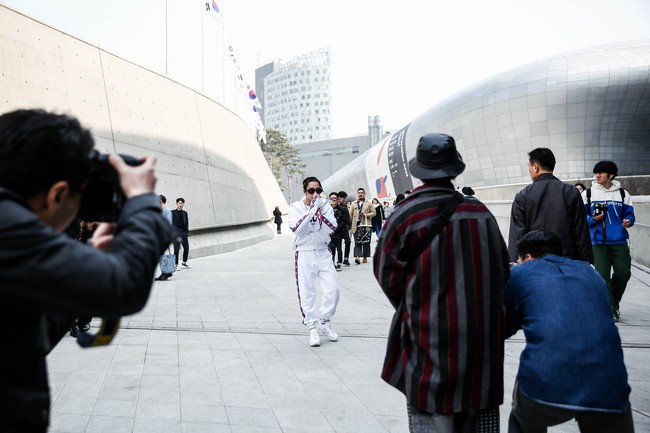 Seoul Fashion Week: Sơn Tùng để tóc tết Hip hop, diện đồ thể thao trắng muốt và được chụp ảnh lia lịa - Ảnh 12.