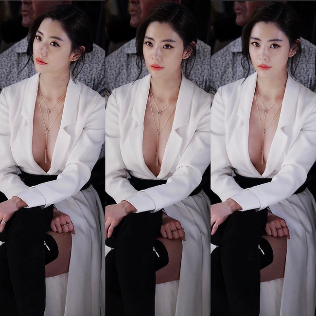 Người đẹp hở bạo Clara khoe vòng 1 nóng bỏng trên ghế đầu show thời trang tại NYFW - Ảnh 2. "Hot girl hở bạo" khoe vòng 1 nóng bỏng trên ghế đầu show thời trang tại NYFW- hình 2
