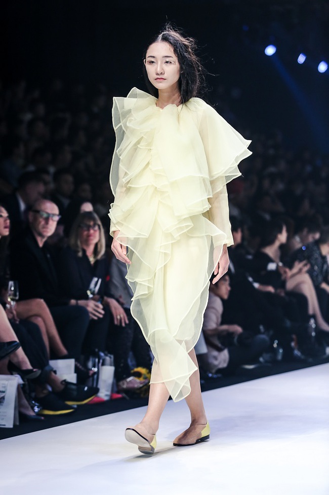 Bộ đôi quán quân VNTM cùng tỏa sáng ở vị trí vedette trong show diễn mở màn VIFW Xuân Hè 2017 - Ảnh 2. Bộ đôi quán quân VNTM cùng tỏa sáng ở vị trí vedette trong show diễn mở màn VIFW Xuân Hè 2017 - Ảnh 2.