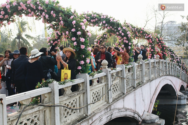 Hoa xấu, người đông và phe vé lộng hành, nhưng dòng người vẫn ùn ùn đổ về lễ hội hoa hồng Bulgaria - Ảnh 15.