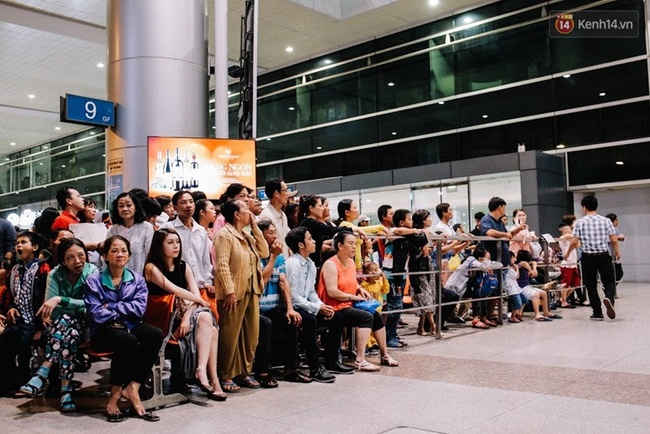 Sân bay Tân Sơn Nhất những ngày gần Tết: Hàng trăm ánh mắt ngóng chờ người thân trở về - Ảnh 2.