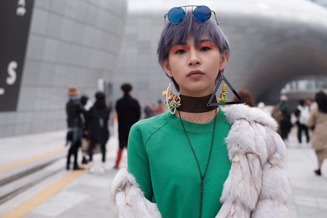 Seoul Fashion Week: Quên màu mắt, Phí Phương Anh được Hoàng Ku dùng son môi quẹt 2 đường là có ngay kiểu makeup ấn tượng - Ảnh 4.