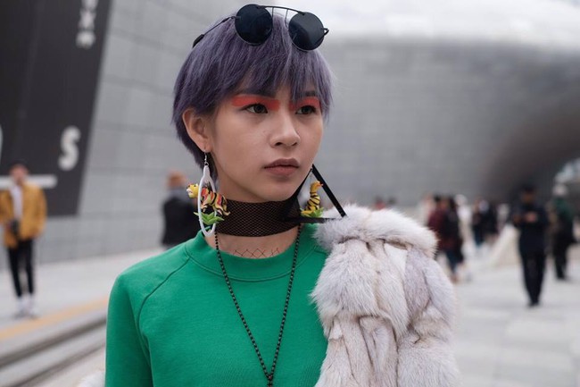 Seoul Fashion Week: Quên màu mắt, Phí Phương Anh được Hoàng Ku dùng son môi quẹt 2 đường là có ngay kiểu makeup ấn tượng - Ảnh 5.