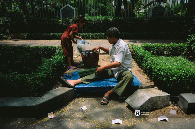 Gia đình vé số Sài Gòn: Ba mẹ ăn chuối luộc thay cơm, hai con gái không biết đến thịt cá - Ảnh 6.