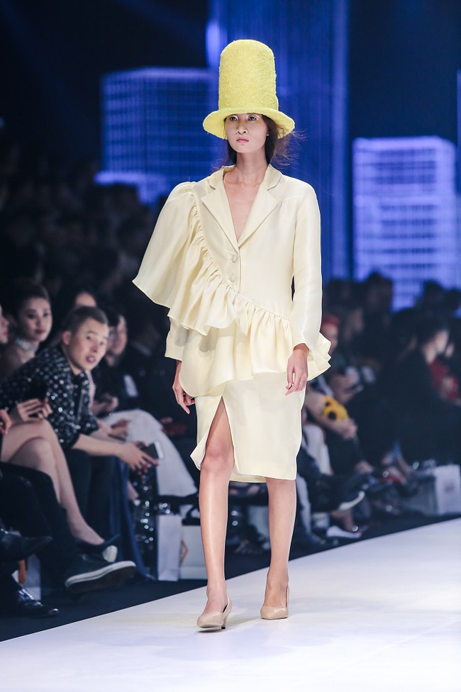 Bộ đôi quán quân VNTM cùng tỏa sáng ở vị trí vedette trong show diễn mở màn VIFW Xuân Hè 2017 - Ảnh 3. Bộ đôi quán quân VNTM cùng tỏa sáng ở vị trí vedette trong show diễn mở màn VIFW Xuân Hè 2017 - Ảnh 3.