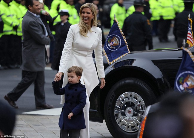 Khuôn mặt mệt mỏi mà vẫn đầy đáng yêu của các cháu nhà Tổng thống Trump: Chúng ta xong chưa ông ơi? - Ảnh 7.