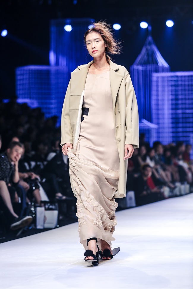 Bộ đôi quán quân VNTM cùng tỏa sáng ở vị trí vedette trong show diễn mở màn VIFW Xuân Hè 2017 - Ảnh 4. Bộ đôi quán quân VNTM cùng tỏa sáng ở vị trí vedette trong show diễn mở màn VIFW Xuân Hè 2017 - Ảnh 4.