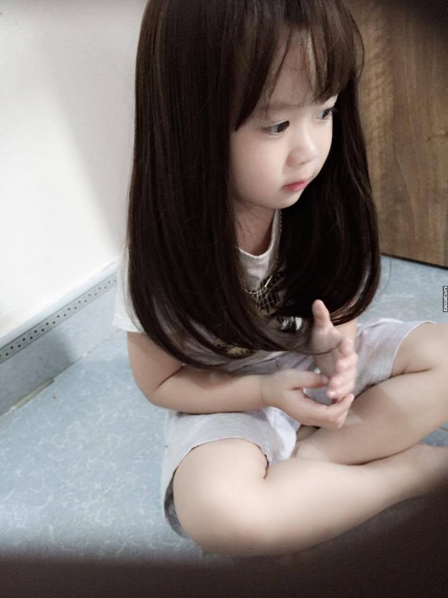 Cậu bé đội tóc giả xinh hơn cả con gái khiến dân mạng sửng sốt - Ảnh 1.