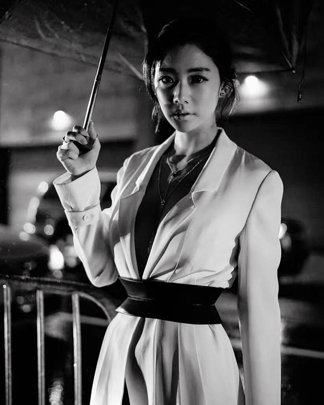 Người đẹp hở bạo Clara khoe vòng 1 nóng bỏng trên ghế đầu show thời trang tại NYFW - Ảnh 4. "Hot girl hở bạo" khoe vòng 1 nóng bỏng trên ghế đầu show thời trang tại NYFW- hình 4