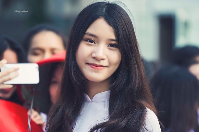 Lâu lắm rồi mới nhìn thấy hình ảnh 1 nữ sinh mặc áo dài xinh đẹp đến thế! - Ảnh 3. Lâu lắm rồi mới nhìn thấy hình ảnh 1 nữ sinh mặc áo dài xinh đẹp đến thế! - Ảnh 3.