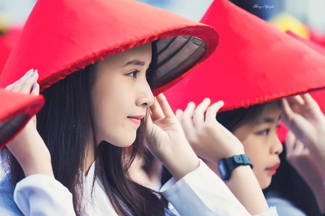 Lâu lắm rồi mới nhìn thấy hình ảnh 1 nữ sinh mặc áo dài xinh đẹp đến thế! - Ảnh 5. Lâu lắm rồi mới nhìn thấy hình ảnh 1 nữ sinh mặc áo dài xinh đẹp đến thế! - Ảnh 5.