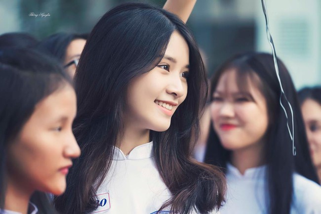 Lâu lắm rồi mới nhìn thấy hình ảnh 1 nữ sinh mặc áo dài xinh đẹp đến thế! - Ảnh 1. Lâu lắm rồi mới nhìn thấy hình ảnh 1 nữ sinh mặc áo dài xinh đẹp đến thế! - Ảnh 1.