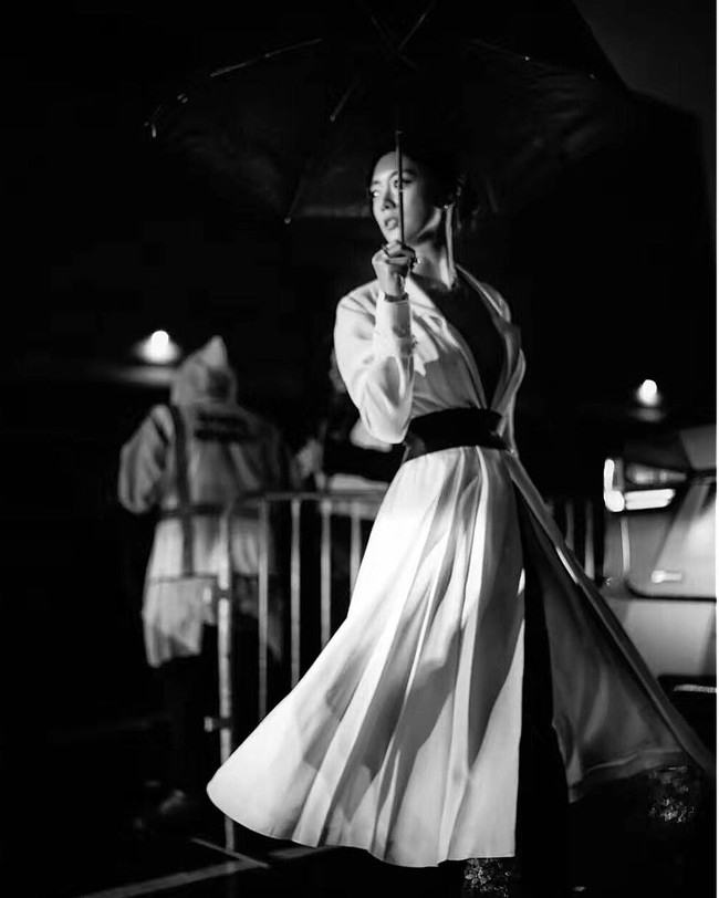 Người đẹp hở bạo Clara khoe vòng 1 nóng bỏng trên ghế đầu show thời trang tại NYFW - Ảnh 5. "Hot girl hở bạo" khoe vòng 1 nóng bỏng trên ghế đầu show thời trang tại NYFW- hình 5