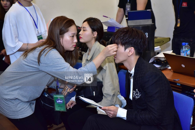Những hình ảnh hiếm hoi của Leeteuk (SuJu) trong hậu trường đêm nhạc ở Việt Nam! - Ảnh 6. Những hình ảnh hiếm hoi của Leeteuk (SuJu) trong hậu trường đêm nhạc ở Việt Nam! - Ảnh 6.