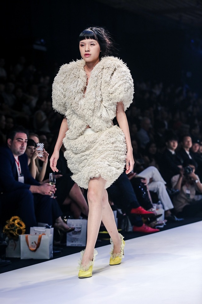 Bộ đôi quán quân VNTM cùng tỏa sáng ở vị trí vedette trong show diễn mở màn VIFW Xuân Hè 2017 - Ảnh 6. Bộ đôi quán quân VNTM cùng tỏa sáng ở vị trí vedette trong show diễn mở màn VIFW Xuân Hè 2017 - Ảnh 6.