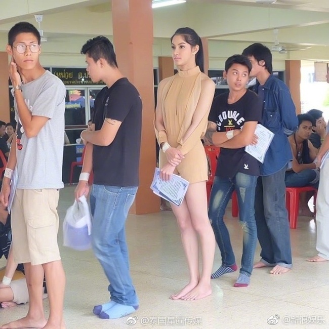 Hoa hậu Chuyển giới Thái Lan thu hút sự chú ý khi đi khám nghĩa vụ quân sự - Ảnh 1.