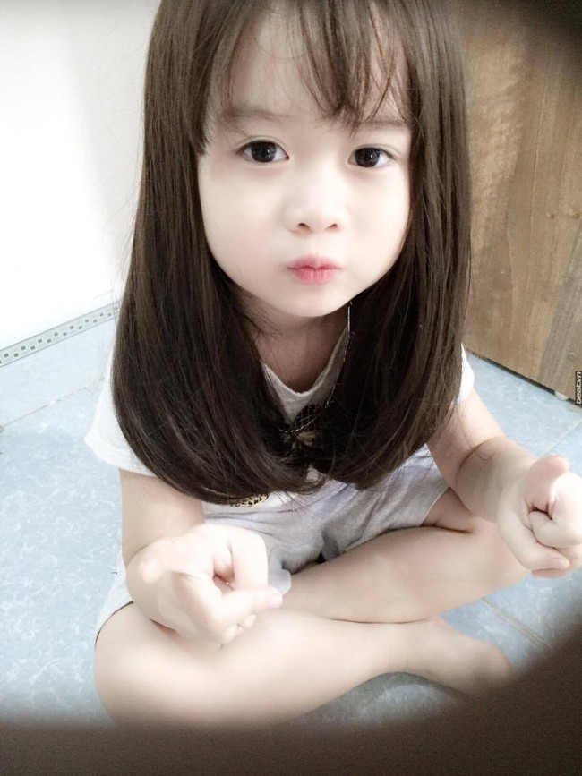 Cậu bé đội tóc giả xinh hơn cả con gái khiến dân mạng sửng sốt - Ảnh 2.