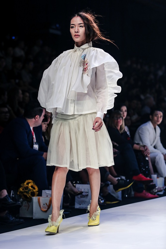 Bộ đôi quán quân VNTM cùng tỏa sáng ở vị trí vedette trong show diễn mở màn VIFW Xuân Hè 2017 - Ảnh 7. Bộ đôi quán quân VNTM cùng tỏa sáng ở vị trí vedette trong show diễn mở màn VIFW Xuân Hè 2017 - Ảnh 7.