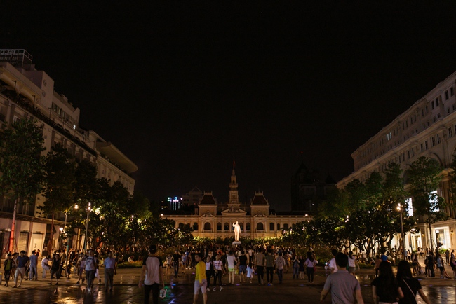 Ngắm Hà Nội - Sài Gòn: Trước và sau khi các điểm nổi tiếng đồng loạt tắt đèn nhân 10 năm Giờ Trái Đất - Ảnh 20.